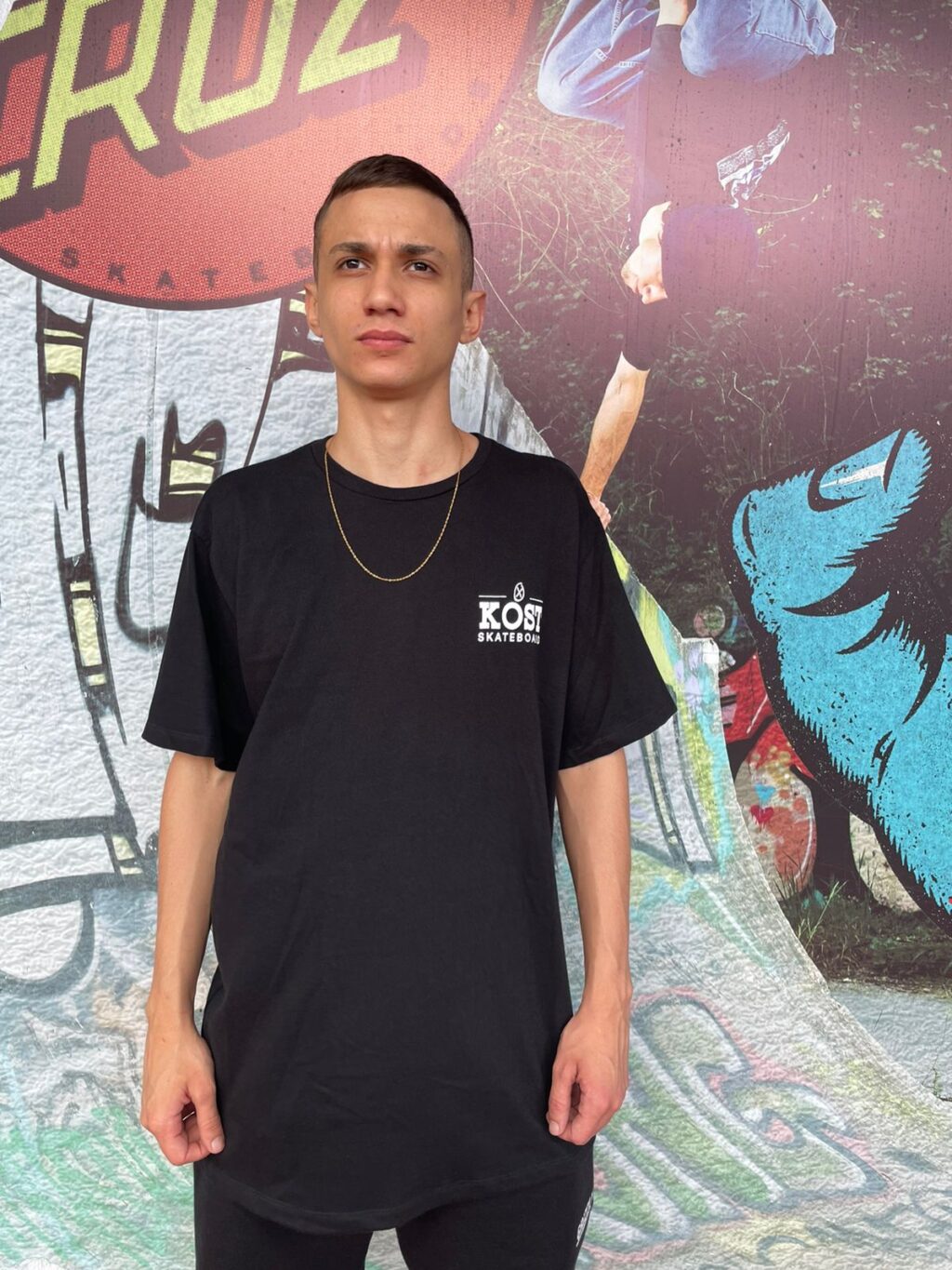 CAMISETA KOST SKATE LOGO BRANCO - PRETO