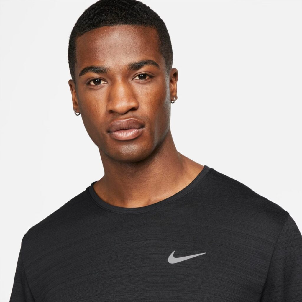CAMISETA NIKE DRI - FIT MILER - PRETO - Image 3