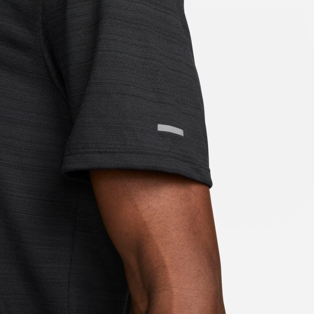 CAMISETA NIKE DRI - FIT MILER - PRETO - Image 4