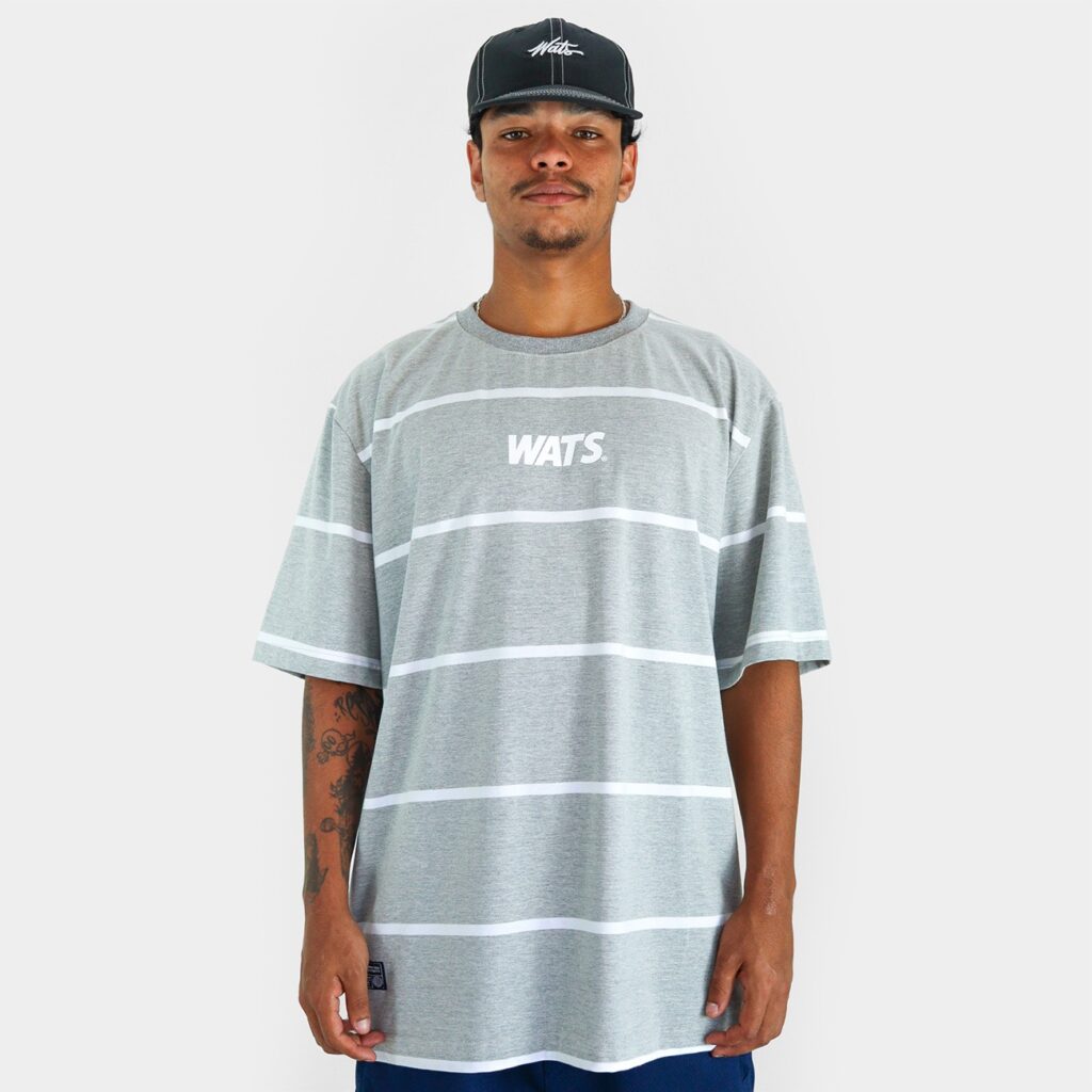 CAMISETA WATS LISTRADA LOGO CENTRAL - CINZA